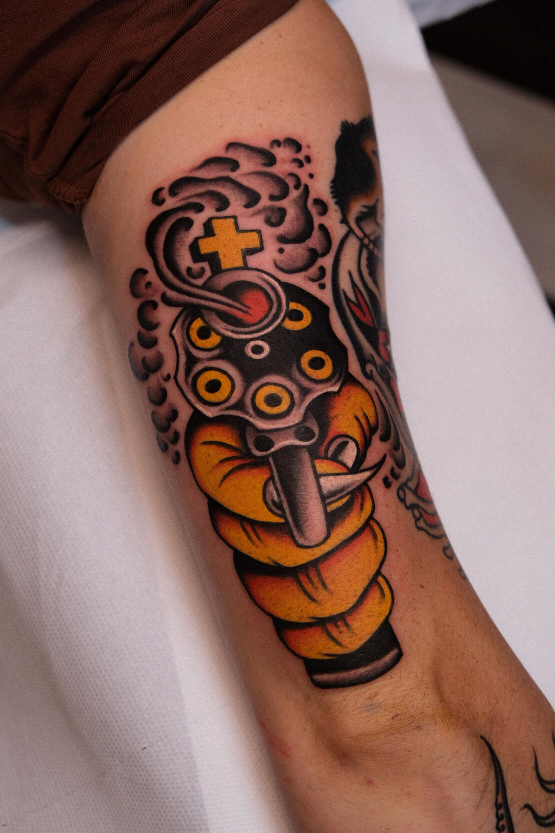 devil's gun, traditional American color tattoo made in Italy